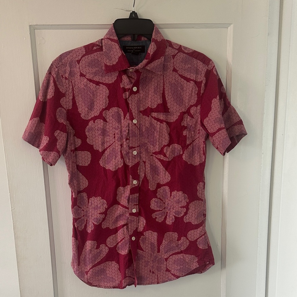 Banana Republic Red Floral Short-Sleeve Button-Down Shirt